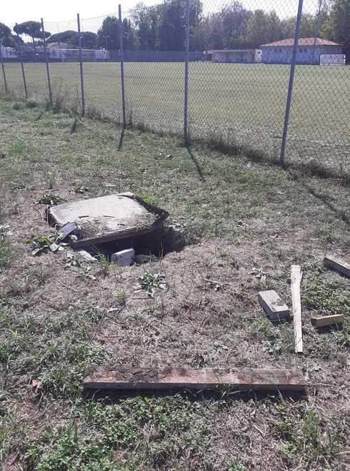 Il caso campo di calcio a Lido Estensi: «La gente alle partite non paga il biglietto» 