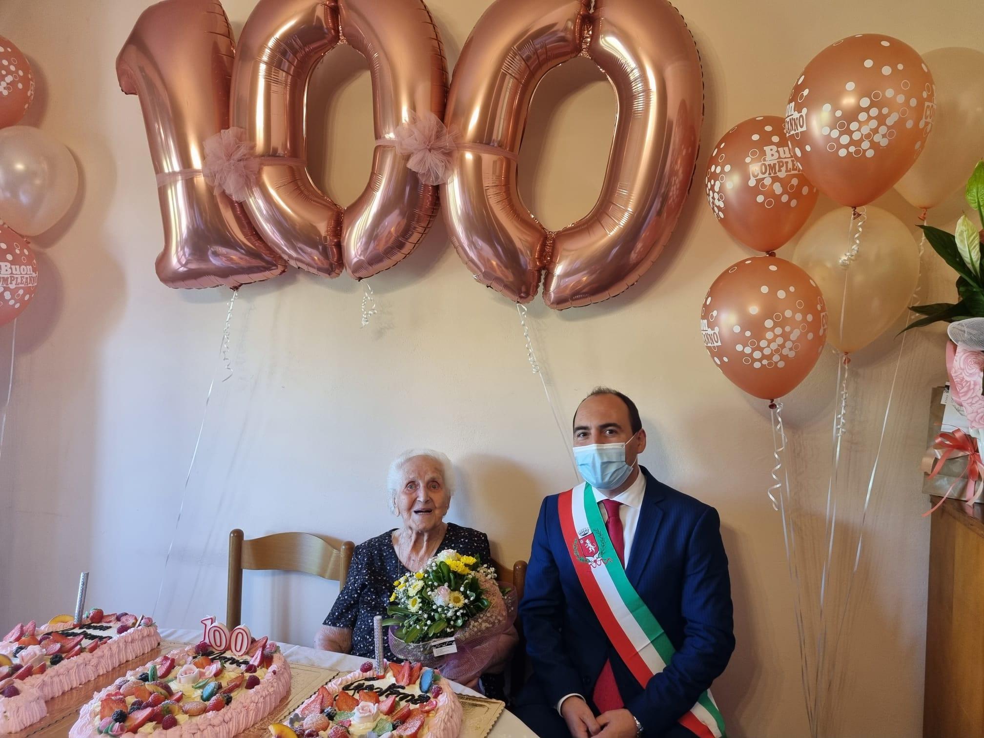 Maria Gaetana Cirillo col sindaco Simone Calamai