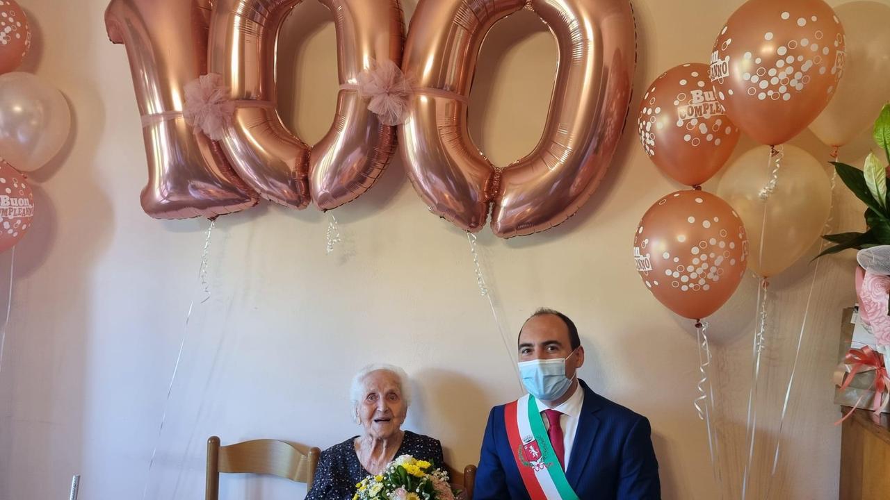 Maria Gaetana Cirillo col sindaco Simone Calamai