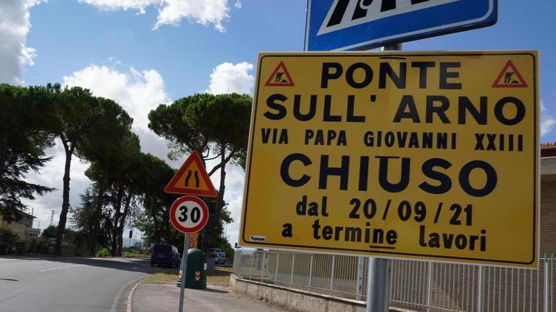 Chiuso per lavori il ponte sull’Arno per 2 mesi: disagi e rischio code