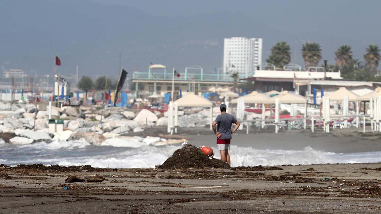 Arriva una mareggiata e la costa massese scompare