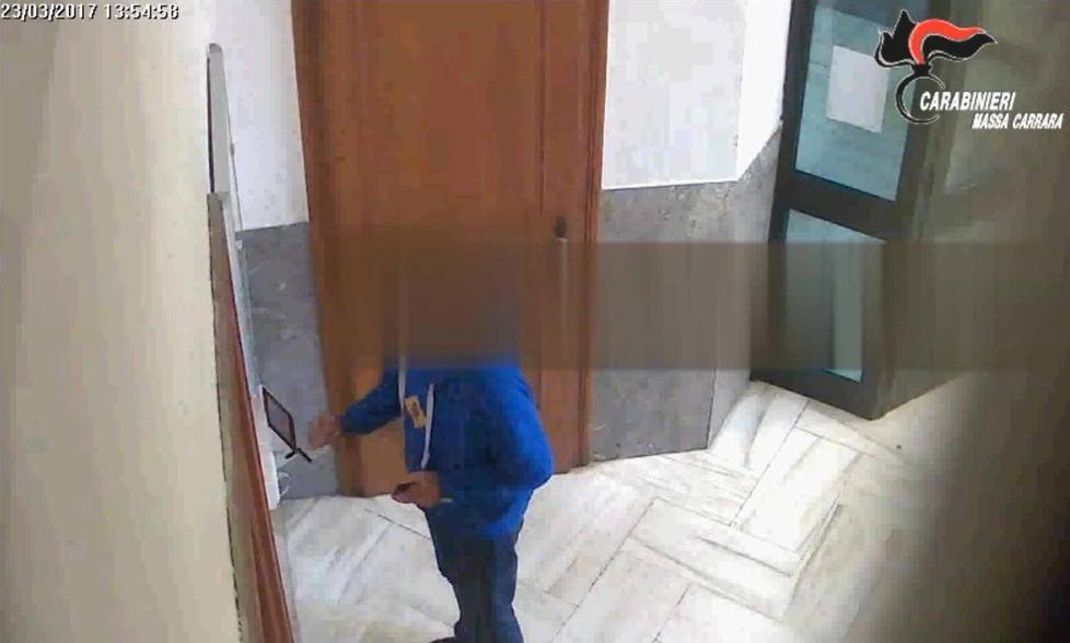 Le immagini delle telecamere installate dai carabinieri