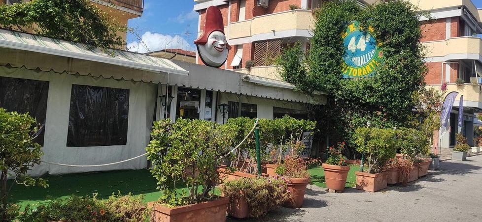 L’esterno della storica pizzeria 44esimo parallelo che ha chiuso alla fine di agosto