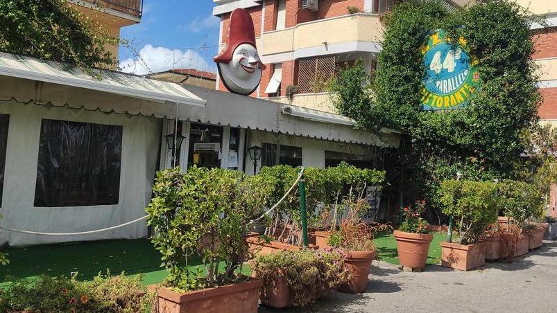 L’esterno della storica pizzeria 44esimo parallelo che ha chiuso alla fine di agosto