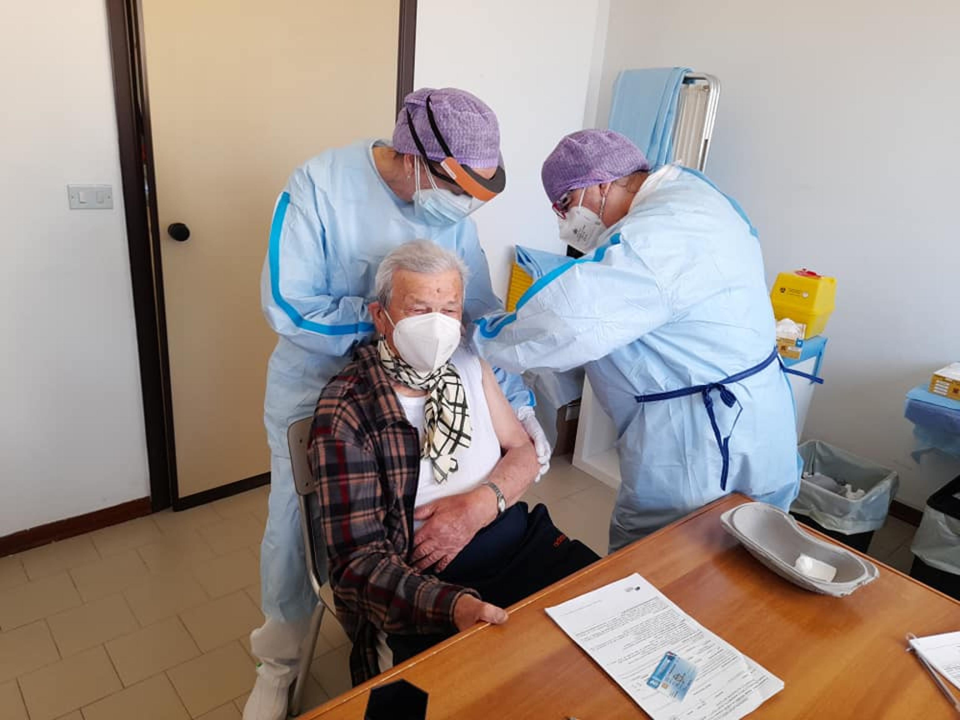 Iniziata da Sassari la somministrazione della terza dose: 25 emodializzati