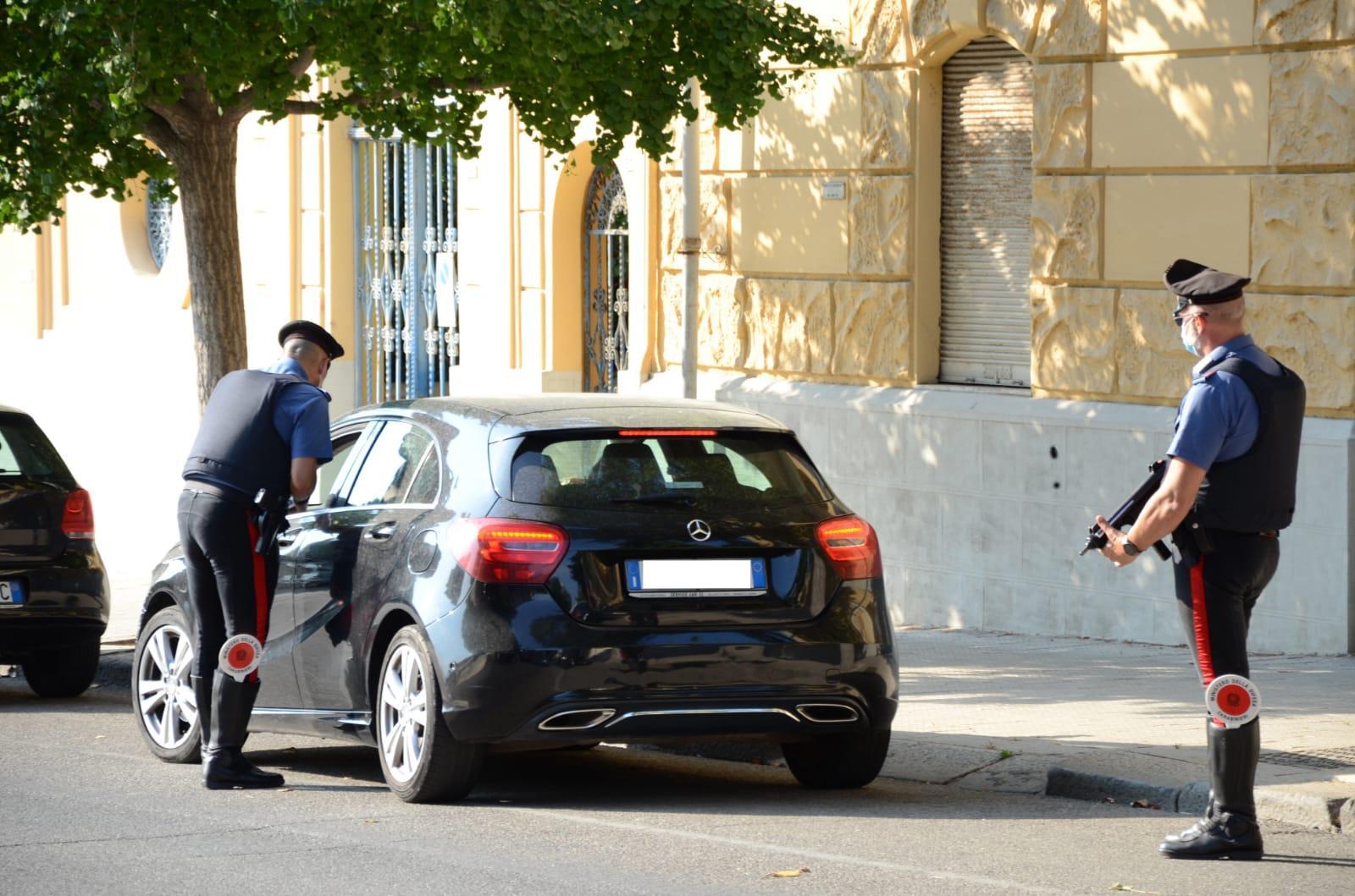 Usa il telefonino mentre guida ubriaco: denunciato professionista di Muravera