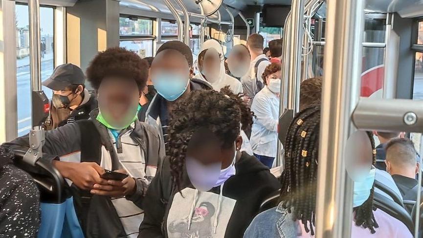 Modena. Studenti: più bus, ma mezzi sempre stracolmi e ragazzi a terra