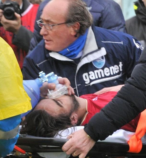 Allo stadio una rosa con il numero 25 Oggi la veglia-ultrà 