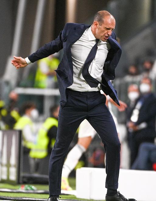 Juve, tensione al Max Chiesa e de Ligt fuori, i tifosi contro Allegri 