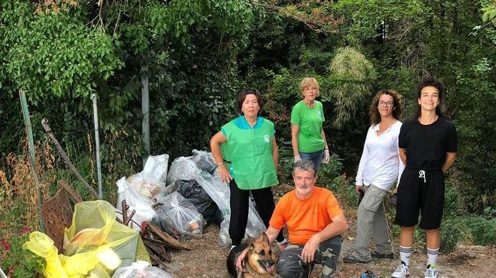 Gli ambientalisti puliscono il letto del fiume Lombricese