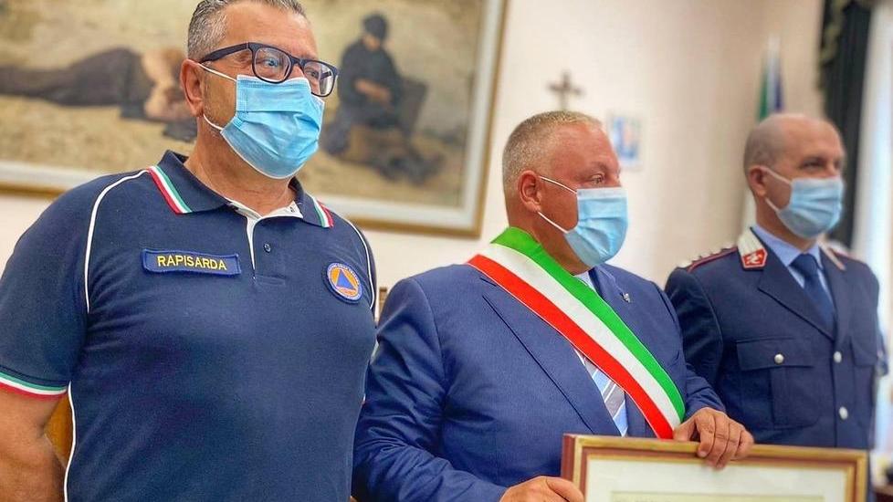 Encomi e riconoscimenti per la polizia municipale e la protezione civile