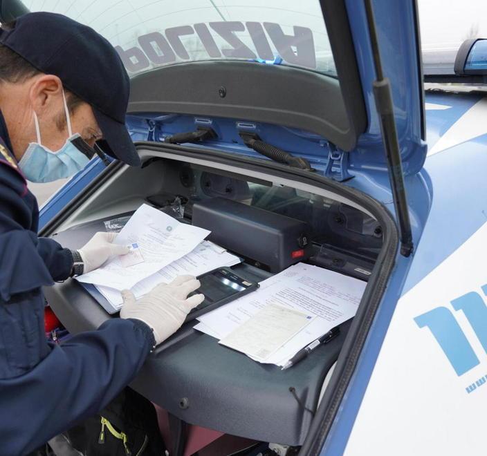 Incrocia la sua auto rubata e guida gli agenti sull’obiettivo