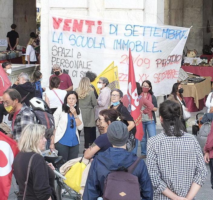 «Diciamo no alle classi-pollaio» protesta di Priorità alla scuola