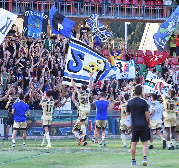 Mancato distanziamento allo stadio multati venti tifosi pisani a Terni