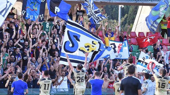 Mancato distanziamento allo stadio multati venti tifosi pisani a Terni