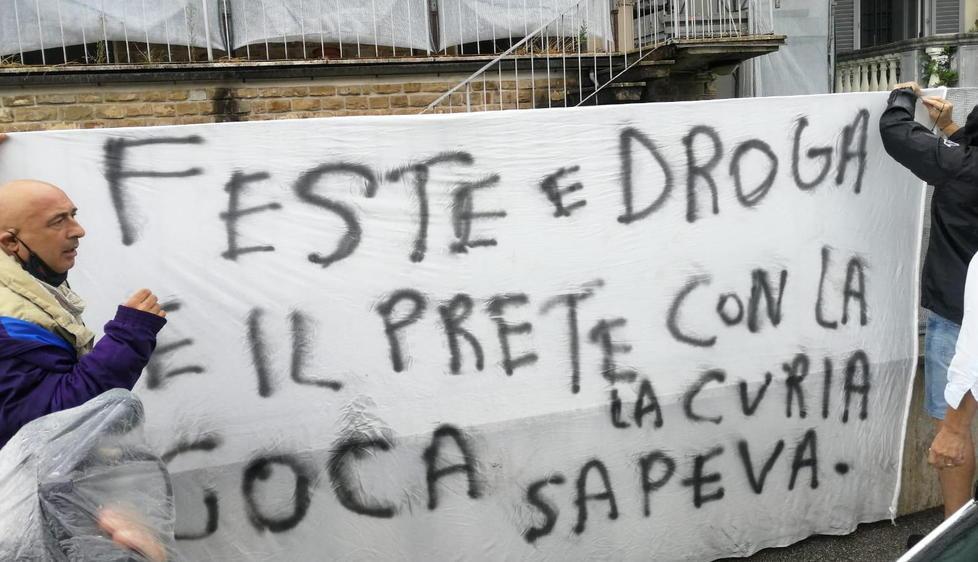 «Il vescovo aveva cercato di salvarmi» Don Spagnesi si pente davanti al giudice 