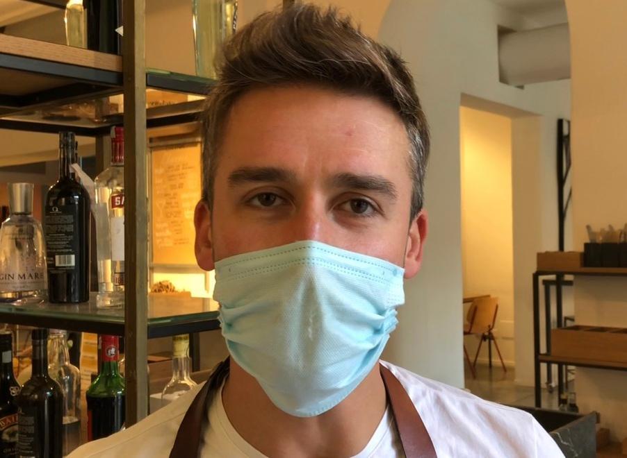 Il collega del cuoco «È sofferente e provato dopo il pestaggio» 