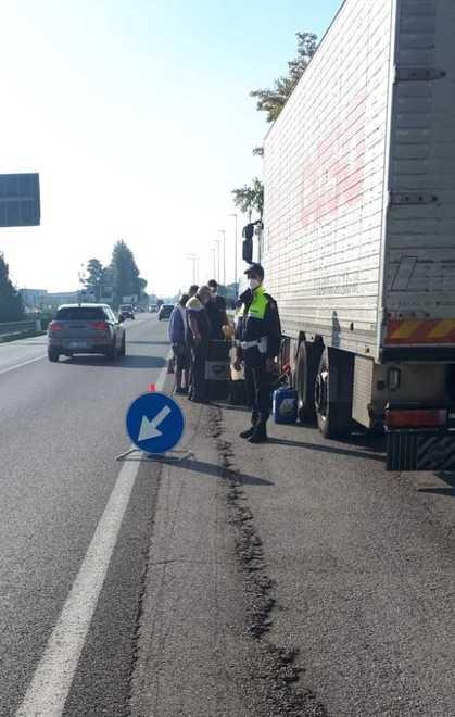 Camion perde carburante