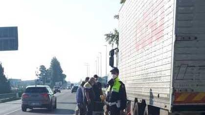 Camion perde carburante