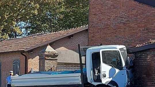 Si schianta sul muro per evitare un cane