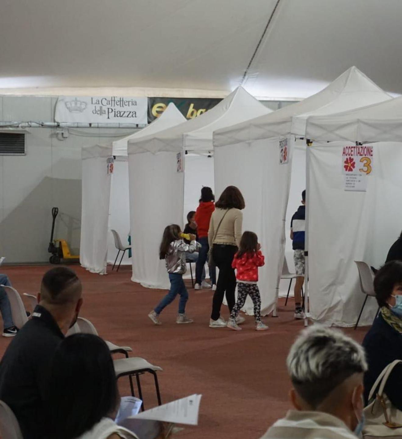 «Vaccini al teatro tenda: tutto gratis» 