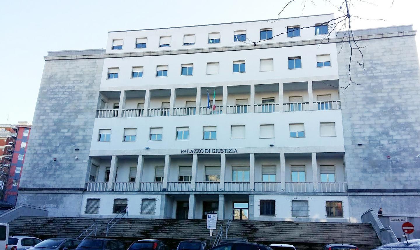 Detenzione di materiale pedopornografico: 19enne a processo 