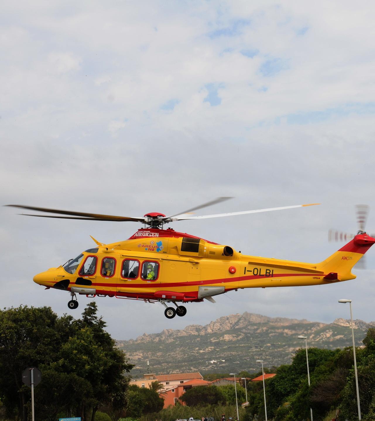 Camion contro il palco 79enne in gravi condizioni 