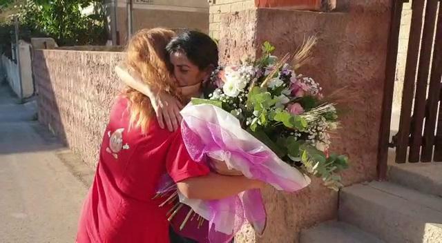 Mazzi di fiori e striscioni di bentornata: l’abbraccio di Sennori a Piera Muresu 