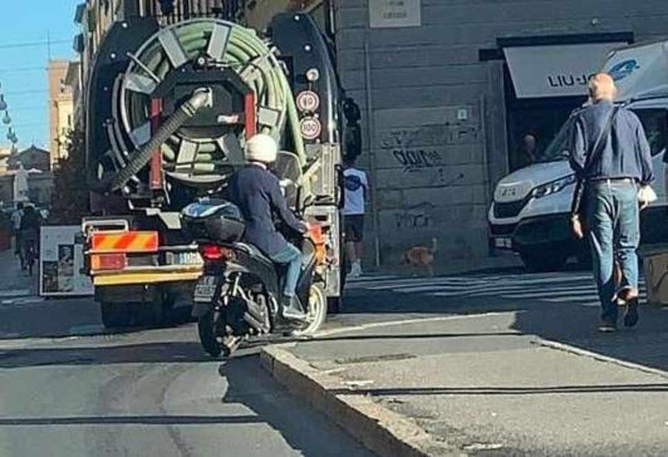 Il sindaco Salvetti pizzicato in scooter nella corsia riservata ai bus: «Ecco perché l'ho fatto» 