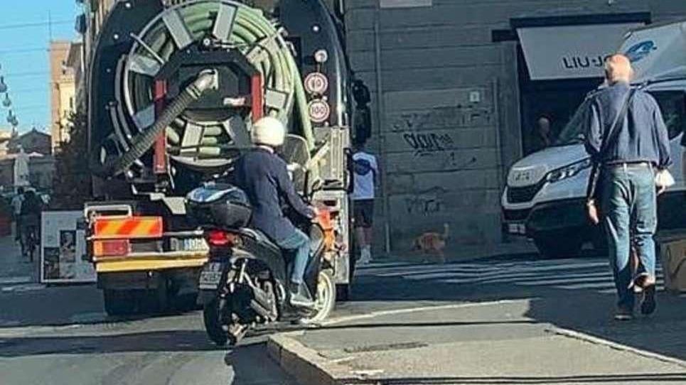 Il sindaco Salvetti pizzicato in scooter nella corsia riservata ai bus: «Ecco perché l'ho fatto»