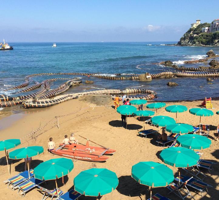 Baia del Quercetano, una barriera a pelo d’acqua per salvare la spiaggia: ecco come funziona 
