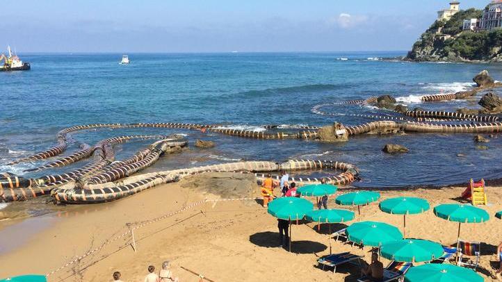 Baia del Quercetano, una barriera a pelo d’acqua per salvare la spiaggia: ecco come funziona