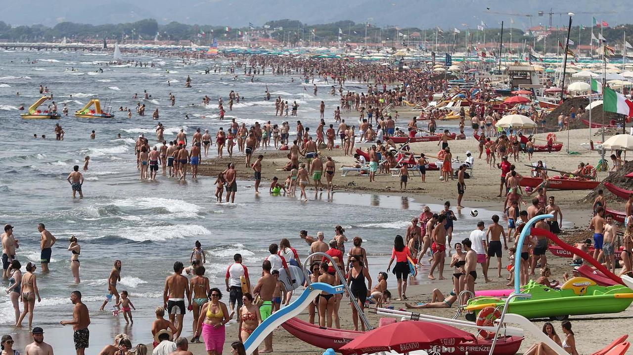 Le spiagge della Versilia non conoscono pandemia: «Nei bagni le stesse presenze del 2019»