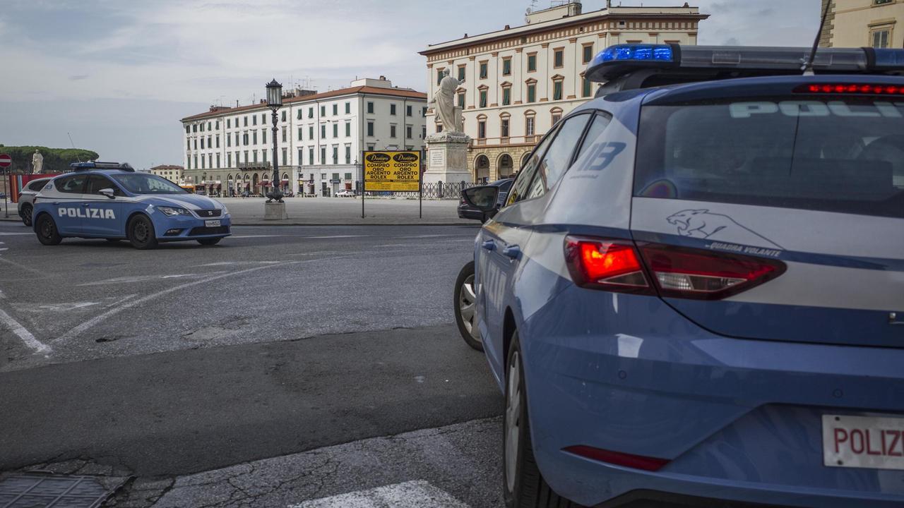 Le pattuglie della polizia nei giorni scorsi in piazza della Repubblica