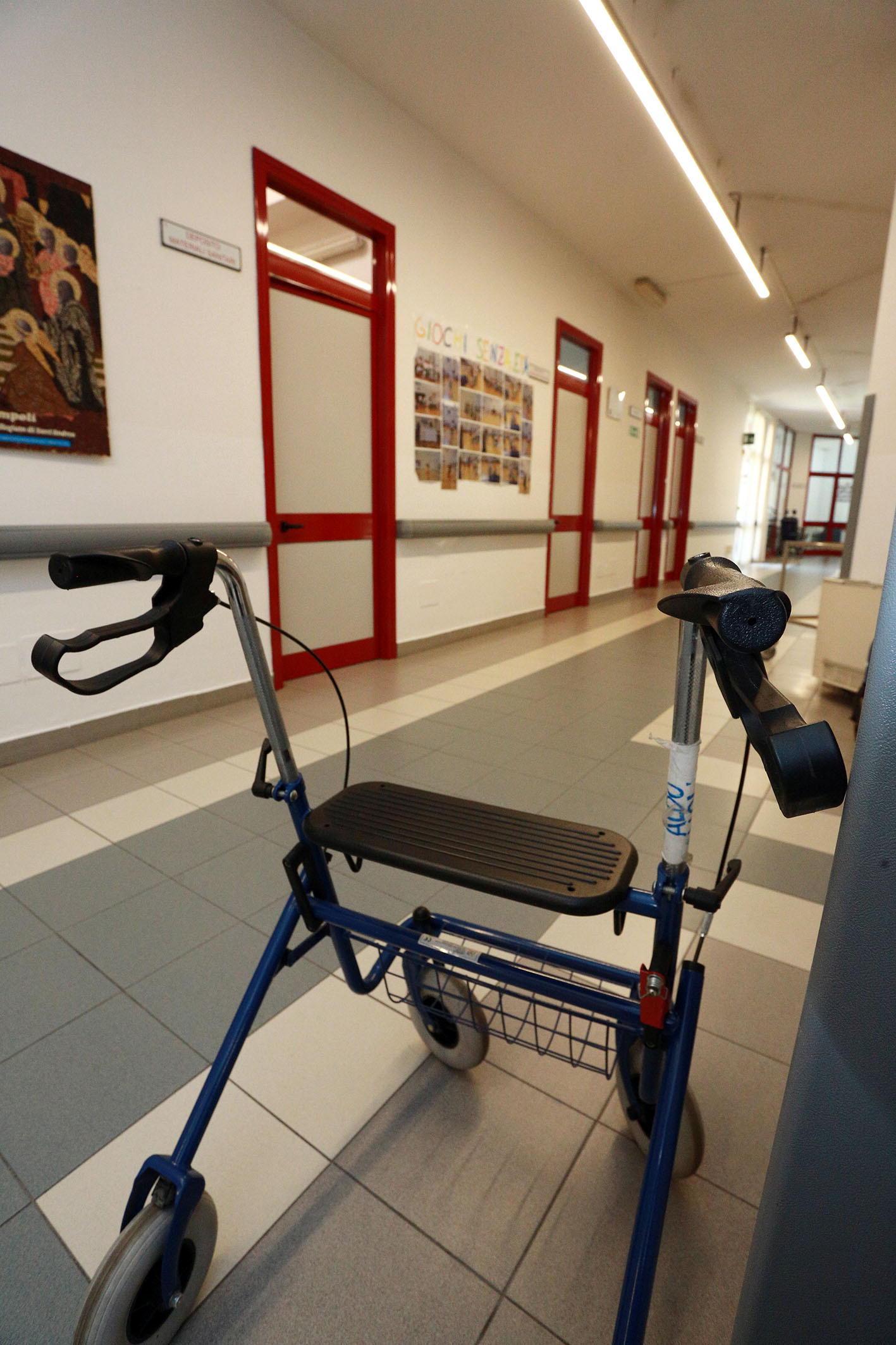 Oss non vaccinata, il tribunale: «Deve fare il tampone»