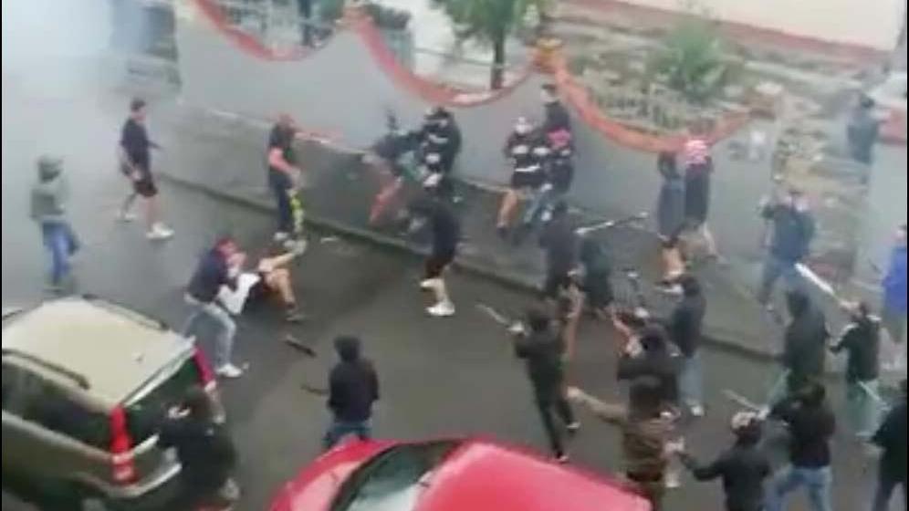 Guerriglia in strada ad Avenza, convalidati gli arresti dei dieci ultras