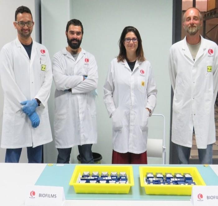 Un gruppo degli specialisti di Kayser che hanno lavorato all’esperimento sul “bio-film” di microorganismi