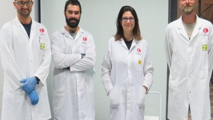Un gruppo degli specialisti di Kayser che hanno lavorato all’esperimento sul “bio-film” di microorganismi