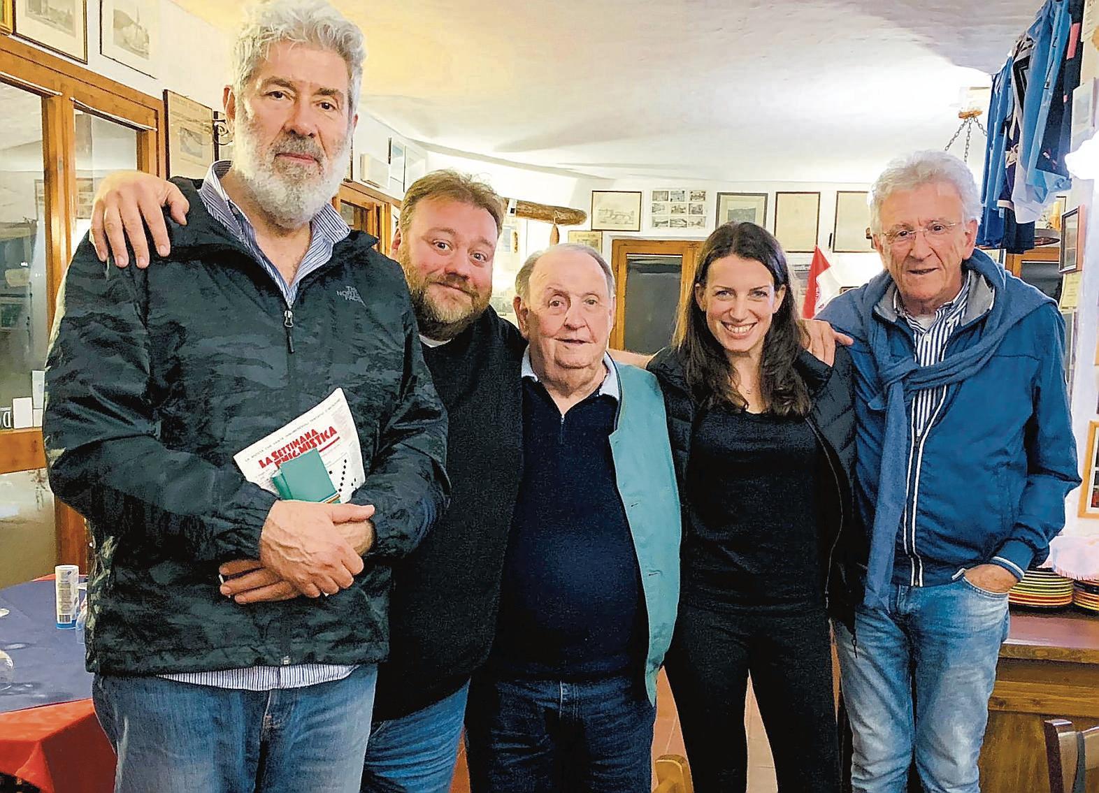 Massimo Paganelli (ultimo o destra) con alcuni dei protagonisti della serie "I delitti del Barlume"
