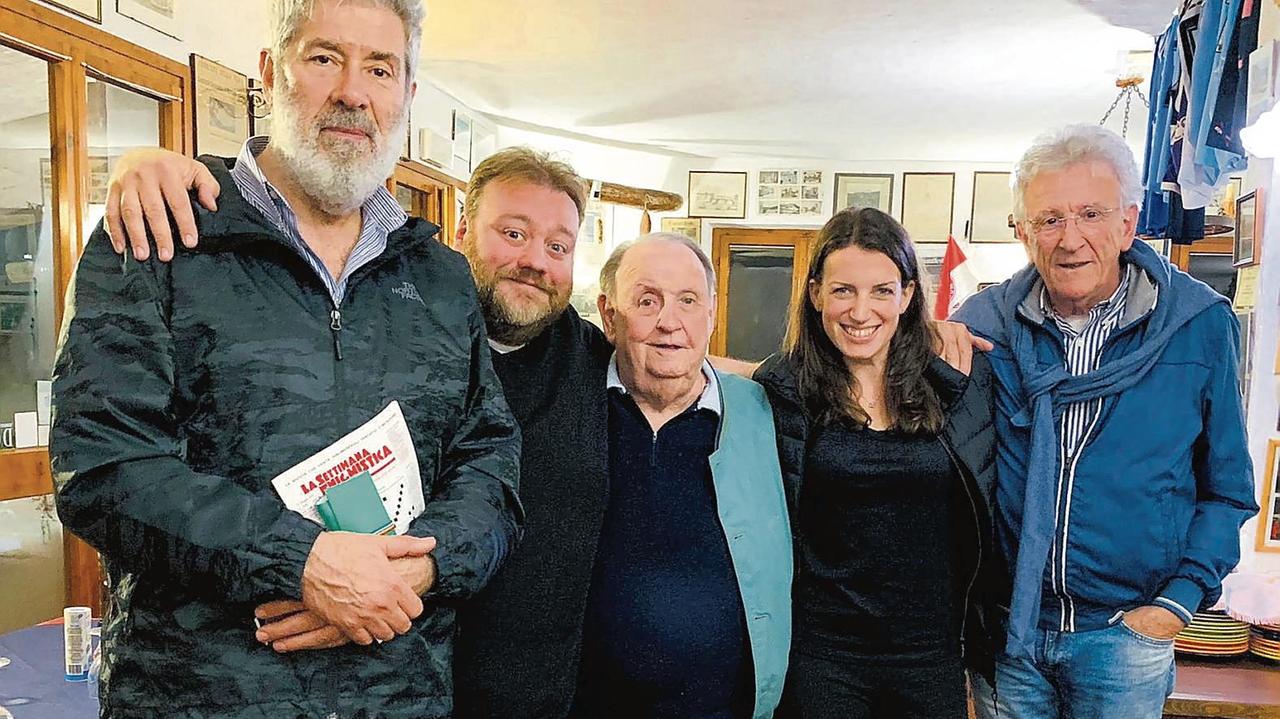 Massimo Paganelli (ultimo o destra) con alcuni dei protagonisti della serie "I delitti del Barlume"