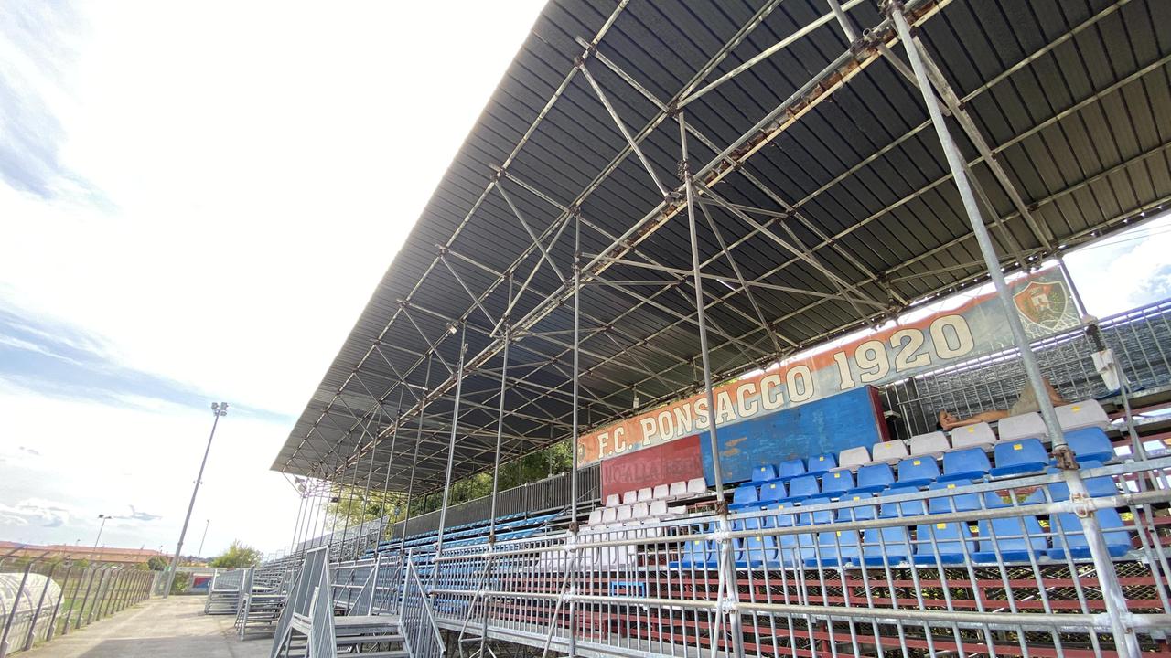 La tribuna dello stadio non supera l'esame e il Comune la chiude