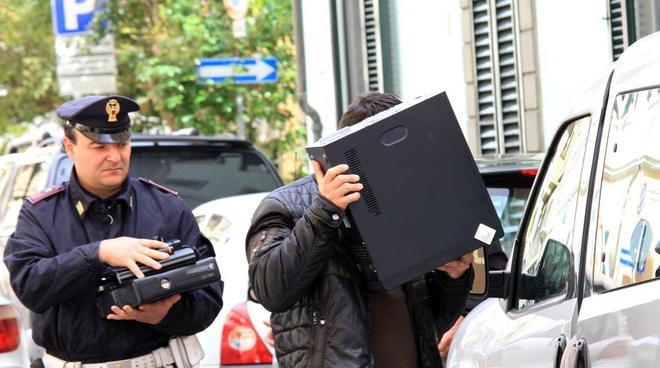 Applausi al blitz della Polizia ma anche rabbia e tanti dubbi