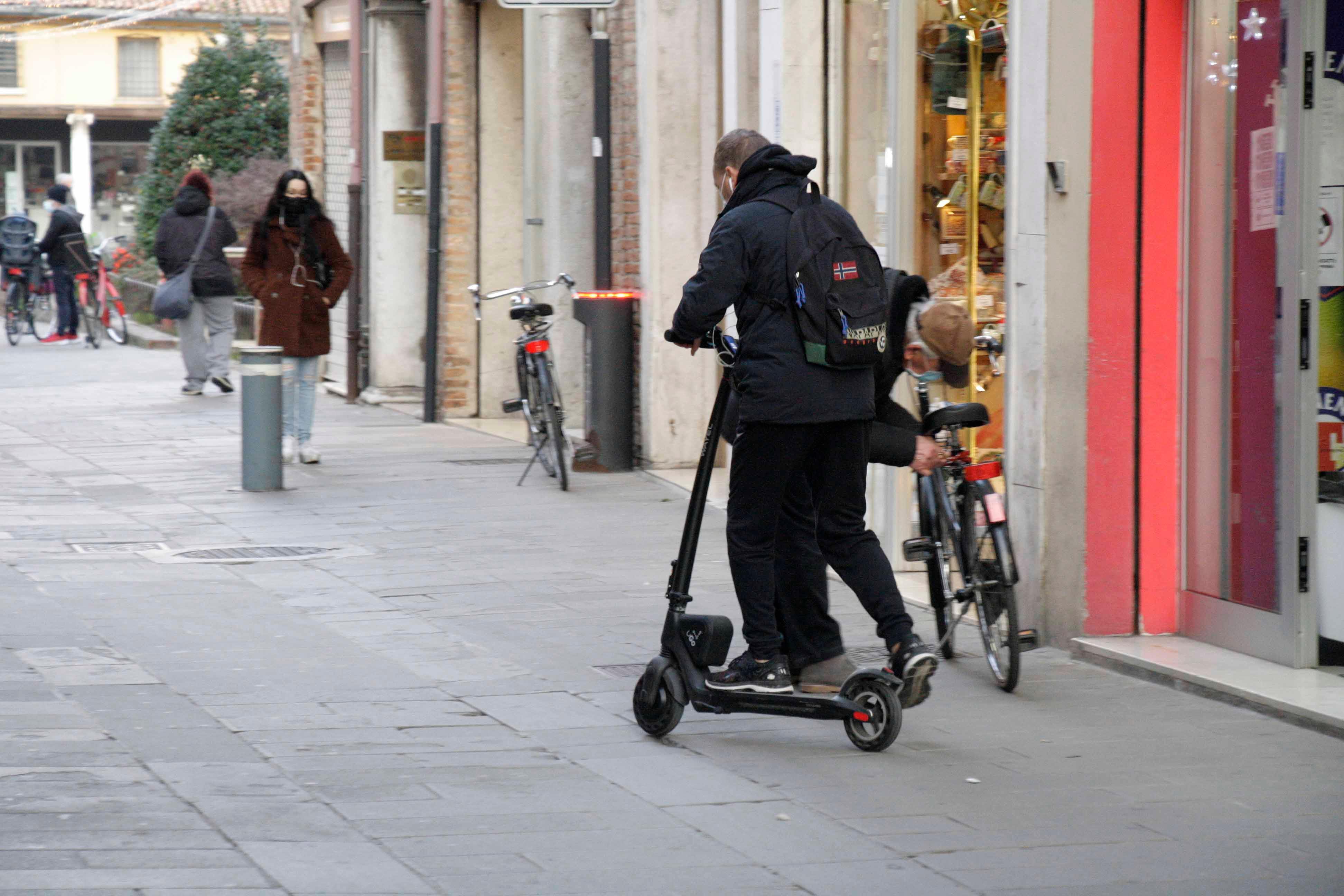Monopattini elettrici, casco obbligatorio per i minorenni e su strade pericolose. Ecco la proposta della Toscana 