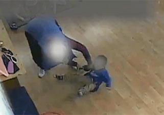Un fermo immagine dei video in mano alla polizia: si vede una maestra che strattona un bambino