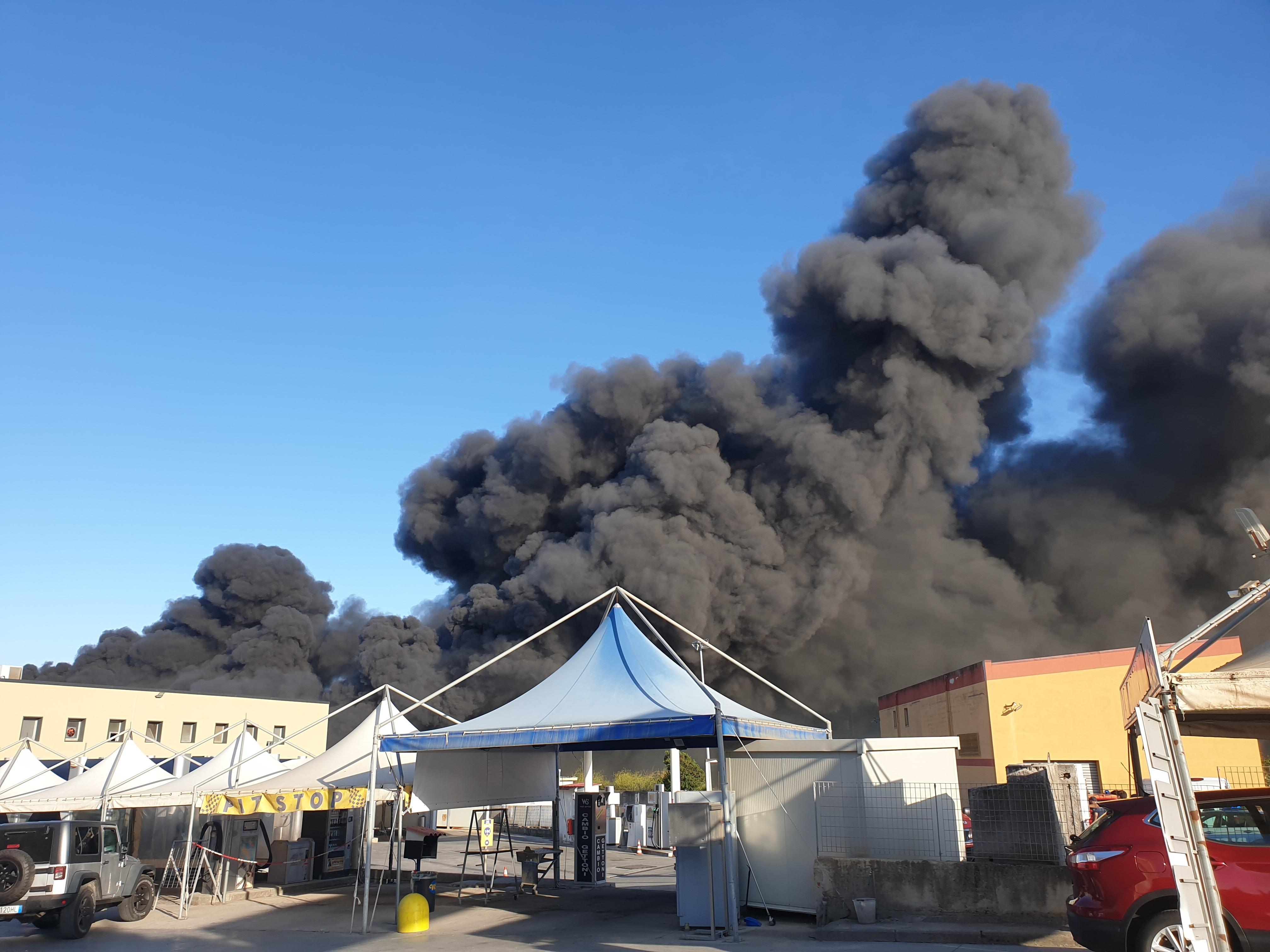 Paura a Predda Niedda, in fiamme due capannoni: feriti due vigili del fuoco 