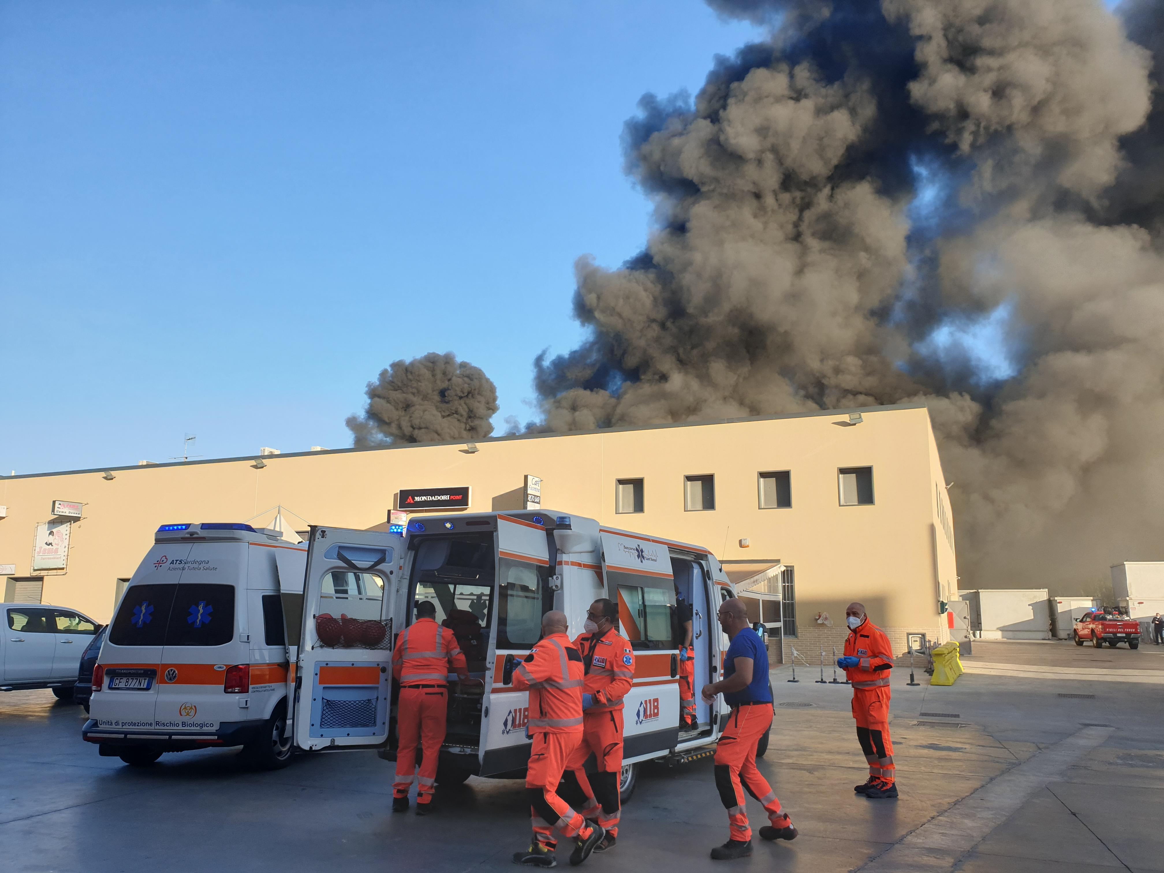 Sulla nuova del 23 settembre: gigantesco rogo a Predda Niedda, distrutte diverse attività economiche 