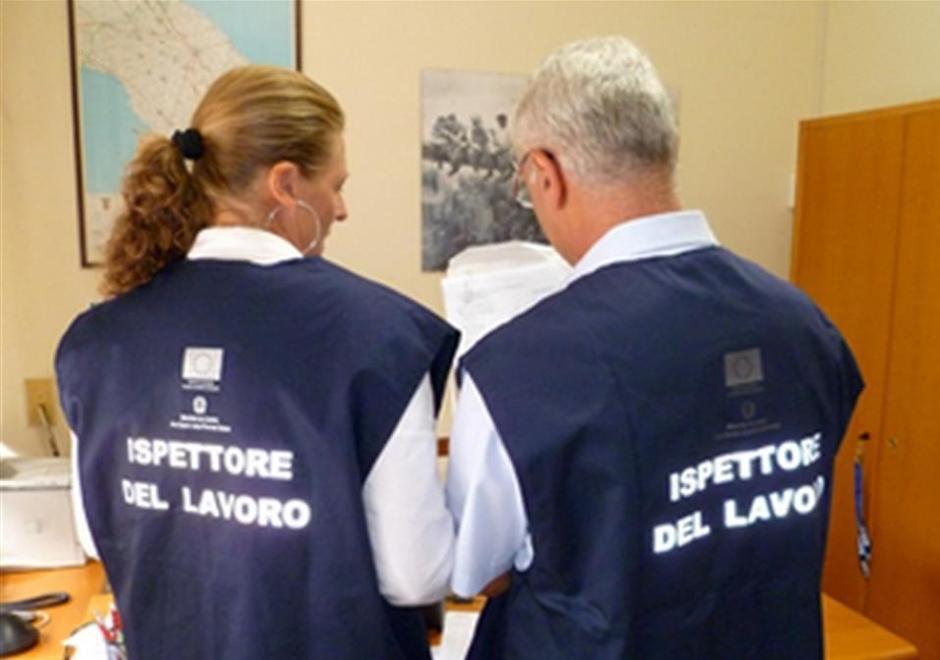 Modena, lavoratori in nero e telecamere per spiarem, negozi chiusi e imprenditori stangati 