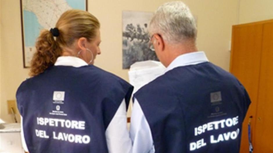 Modena, lavoratori in nero e telecamere per spiarem, negozi chiusi e imprenditori stangati