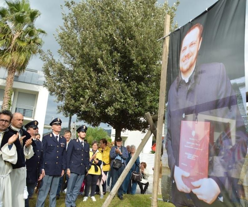 Capezzano ricorda la scomparsa di don Beniamino con un busto in piazza