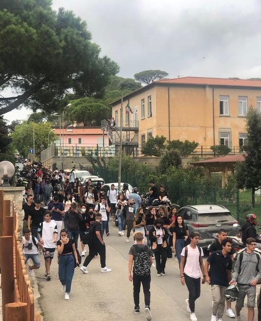 Brignetti, classe in quarantena Oggi i primi tamponi ai ragazzi 